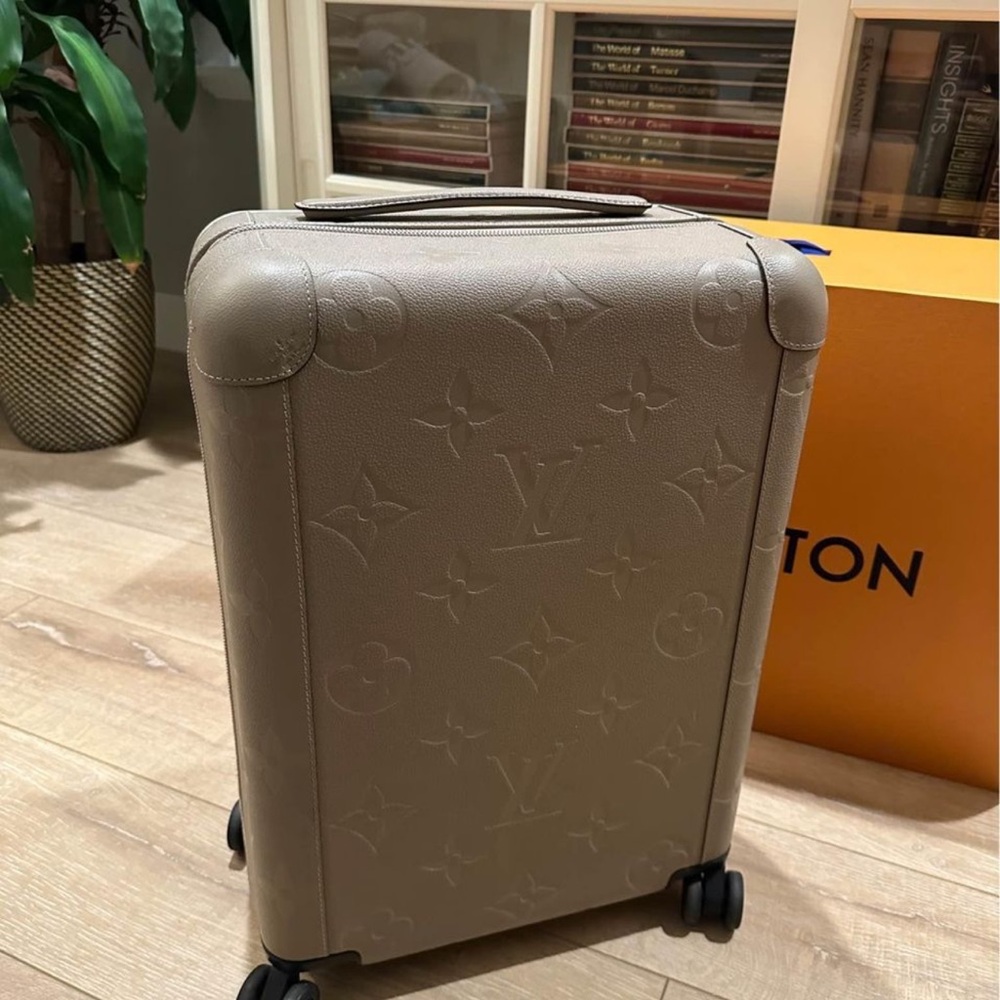 Beautiful suitcase excellent condition and ha little scattered